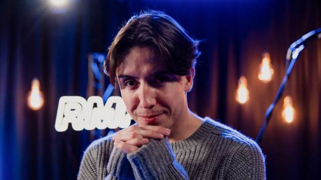 RMF Extra: Piosenki Dawida Kwiatkowskiego w zaskakującej odsłonie! "Chwyta za serce i to bardzo"