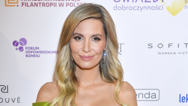 RMF Extra: Agnieszka Hyży śmiało eksponuje ciążowy brzuszek! Zmysłowa stylizacja sporo odsłania [FOTO]