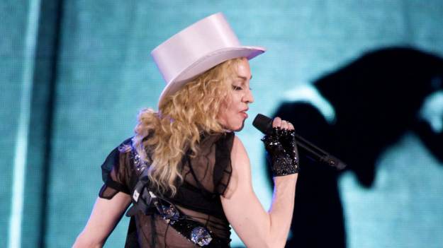 RMF Extra: Madonna spadła z krzesła na koncercie. Po chwili nadeszła jeszcze większa wpadka [WIDEO]