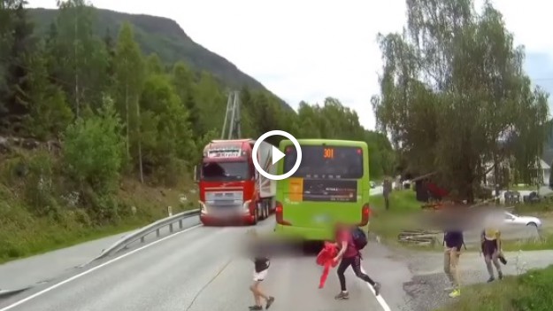 RMF Extra: To mogło skończyć się tragicznie! Dzieci wybiegają prosto pod koła TIRa!