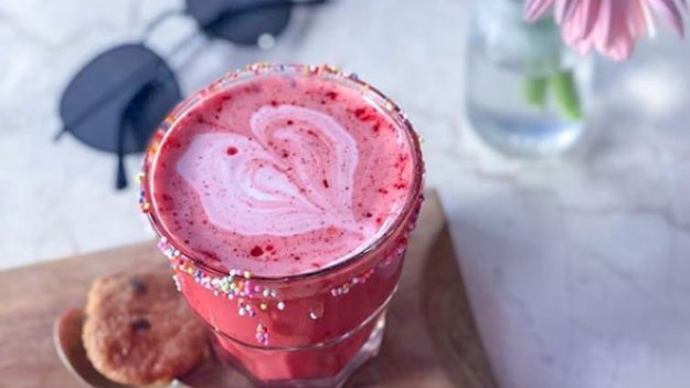 RMF Extra: Różowe latte: Nowa moda na Instagramie?