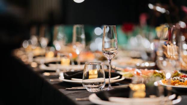 RMF Extra: Pary młode spinają budżet. Cena talerzyka weselnego w 2026 zaskakuje