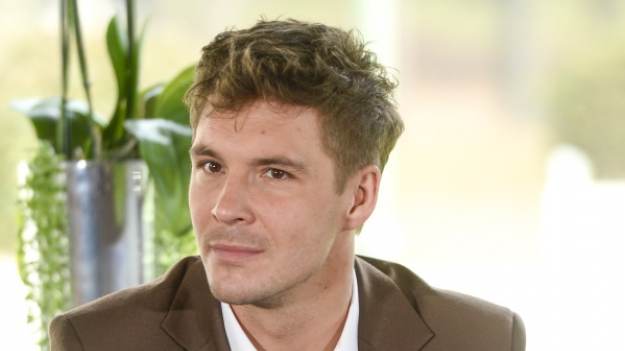 RMF Extra: Mikołaj Roznerski "uśmiercony" w serialu TVP. Tak zginie grany przez niego bohater. Widzowie nie kryją wzburzenia [WIDEO]