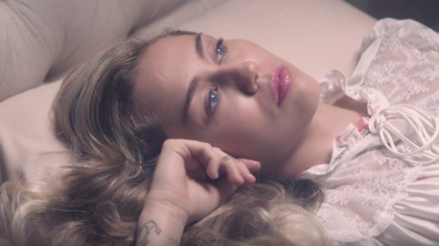 RMF Extra: Młodsza, a dojrzalsza. Odmieniona Miley Cyrus prezentuje klip do piosenki "Younger Now"