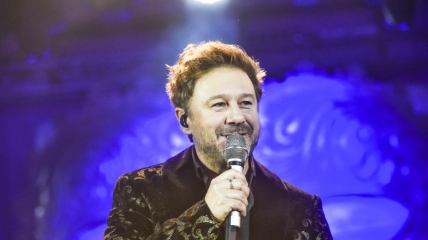 RMF Extra: Andrzej Piaseczny odsłania nagie ciało. Odważne sceny w nowym teledysku "Przeczytaj mnie"