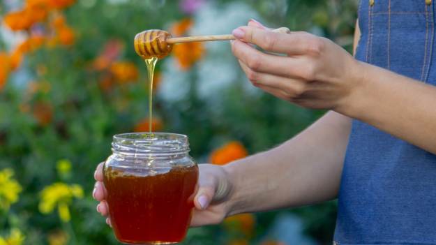 Jesz miód każdego dnia? Eksperci nie mają złudzeń..