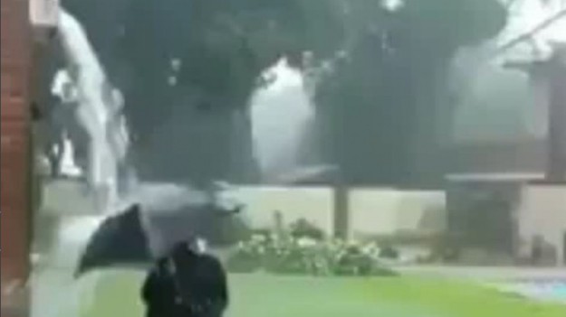 RMF Extra: Bawił się w czasie burzy. Matka nagrała jak razi go piorun!