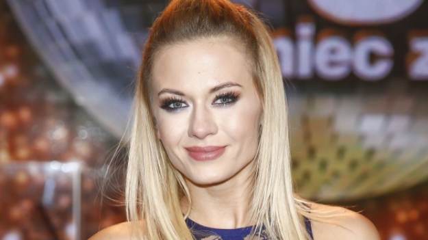 RMF Extra: Kasia Dziurska w jaskrawym bikini. Wycięty biustonosz odsłania niemal nagie piersi trenerki [FOTO]