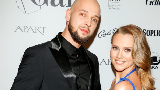 RMF Extra: Do sieci trafiły kolejne zdjęcia ze ślubu Agnieszki Kaczorowskiej-Peli. Jej suknia wciąż budzi zachwyt!