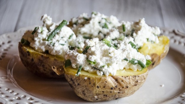 RMF Extra: Proste, a dobre. Ziemniaki z grilla z twarożkiem 