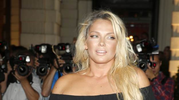 RMF Extra: Ociekająca wodą Joanna Liszowska odsłania ciało na urlopie. 43-letnia aktorka zniewala urodą [FOTO]