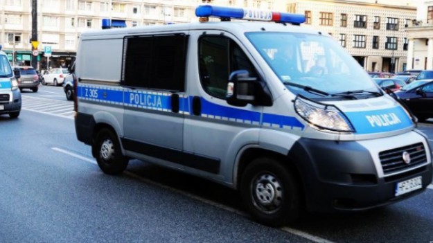 RMF Extra: Wybił szybę w dwóch radiowozach policyjnych, bo chciał trafić do więzienia