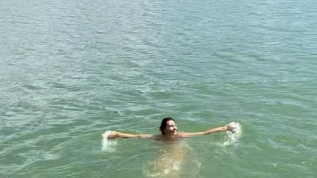 RMF Extra: Anna Popek zrzuciła ubrania przed kamerą. Potem wskoczyła do jeziora i sauny [WIDEO]