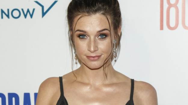 RMF Extra: Julia Kamińska pręży ciało na drabinie. Skąpy strój sporo odsłania! "Mistrzostwo" [FOTO]