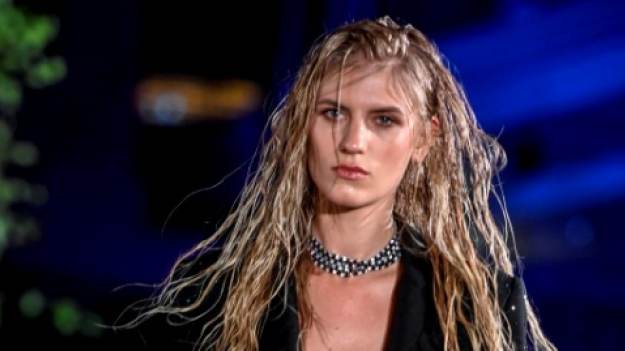 RMF Extra: Julia Sobczyńska w zmysłowej pozie w szlafroku. Odsłania piękne nogi! "Piękność" [FOTO]