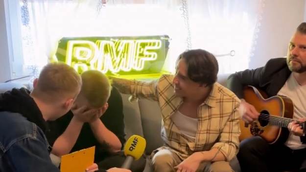RMF Extra: Polały się łzy! Dawid Kwiatkowski zapukał do drzwi fana i zaśpiewał mu "Co zostało mi?" [WIDEO]