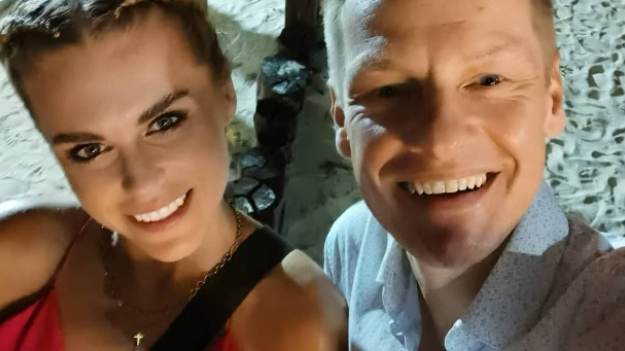 RMF Extra: Marlena Muranowicz w dopasowanym stroju kąpielowym. Żona Marcina Mroczka na gorącej sesji foto zaprezentowała oblepione piaskiem ciało. "Petarda" [ZDJĘCIA]