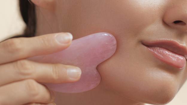 Lód, gua sha i kofeina na opuchliznę? Eksperci..