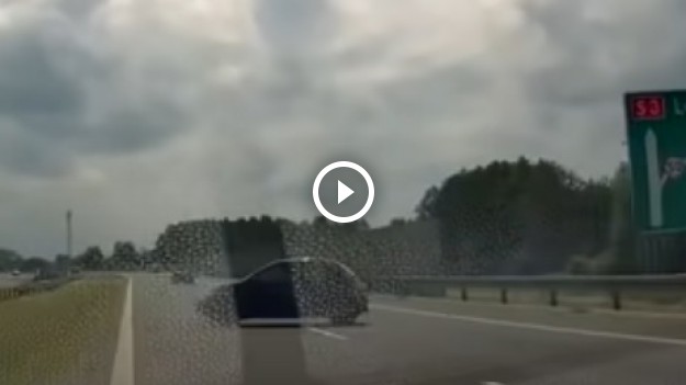 RMF Extra: Samochód wpadł w poślizg na drodze S3. Niebezpieczna sytuacja mogła skończyć się tragicznie [WIDEO]