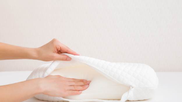 RMF Extra: Wysyp na poduszkę i odczekaj 30 minut. Ten genialny trik sprawi, że będzie jak nowa   