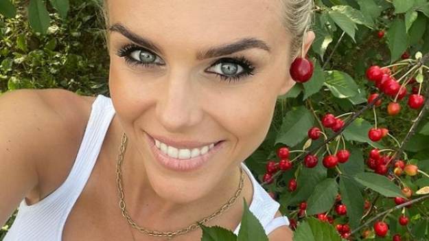 RMF Extra: Żona Marcina Mroczka korzysta z wakacji. Błękitny strój kąpielowy uwypuklił wszystkie jej atuty! Marlena Muranowicz zbiera komplementy w sieci