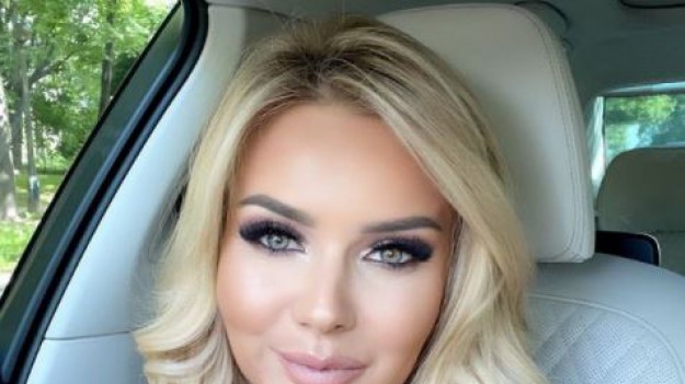 RMF Extra: Gwiazda "Królowych życia" wygrzewa się w skąpym bikini! Monika Chwajoł eksponuje wdzięki nad basenem [FOTO]