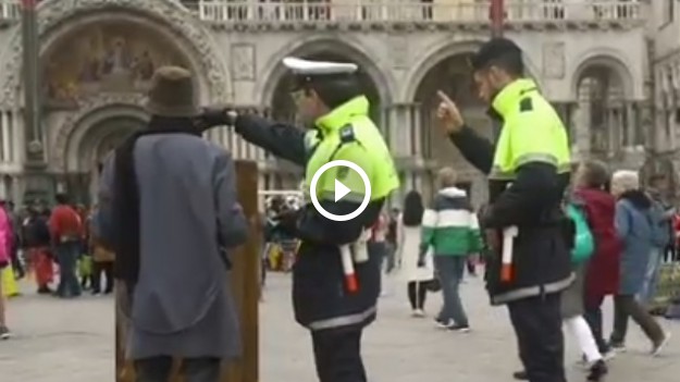 RMF Extra: Straż miejska przegoniła Banksy'ego. Artysta wystawił swoje prace w Wenecji [WIDEO]