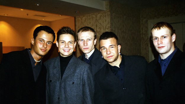 RMF Extra: Bartek Wrona. W wokaliście Just 5 kochały się nastolatki. Co robi dzisiaj i jak teraz wygląda?