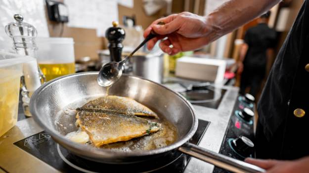 Na jakim tłuszczu smażyć rybę? Wielu Polaków robi..