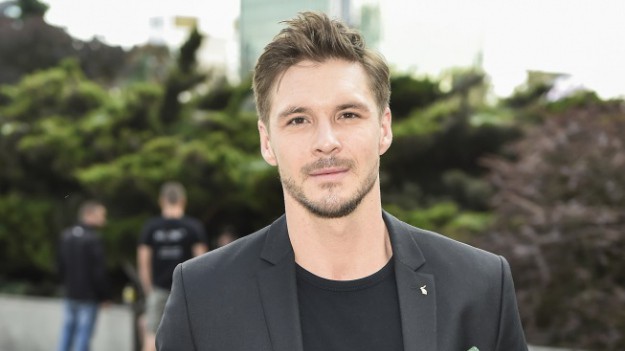 RMF Extra: Mikołaj Roznerski czule całuje mamę w policzek. Rodzinna fotka aktora to hit! "Mama jak siostra"