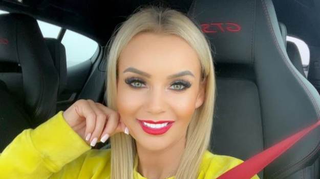 RMF Extra: Monika Chwajoł podczas lotu zrobiła zdjęcie współpasażerce. To Caroline Derpienski! [FOTO]