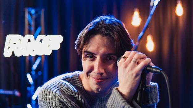 RMF Extra: Dawid Kwiatkowski porusza. Emocjonalny występ komentują fani: "Ciarki i płacz" [WIDEO]