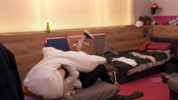 RMF Extra: "Big Brother": Łóżkowe igraszki Magdy i Oleha. Uczestnicy baraszkowali pod kołdrą