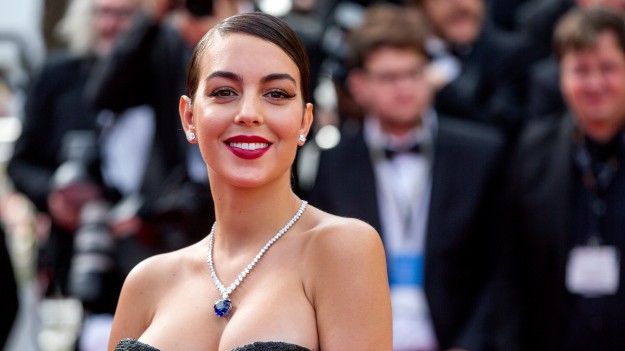 RMF Extra: Georgina Rodriguez zachwyca na zdjęciu z basenu. Gorący kadr podbił serca internautów. "Syrena"