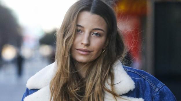 RMF Extra: Wieniawa pozuje z czarno-białym zdjęciem w dłoni. "Jaka cudna mała Julia"