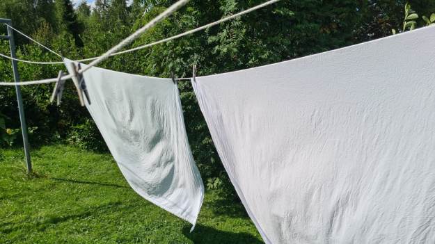 RMF Extra: W jakiej temperaturze prać pościel? W tej roztocza i bakterią czują się jak w jacuzzi