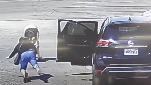 RMF Extra: Wózek z dzieckiem toczył się wprost pod koła samochodu. Maluch cudem ocalał. Wszystko nagrał monitoring [WIDEO]