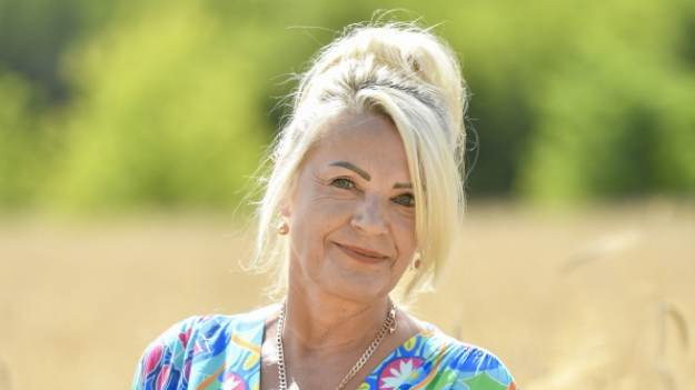 RMF Extra: "Rolnik szuka żony". Elżbieta Czabator wskoczyła w krótką sukienkę. "Pani Ela jak osiemnastka" - komentują internauci [ZDJĘCIE]