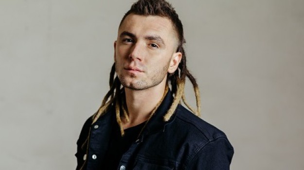 RMF Extra: Kamil Bednarek przeszedł diametralną zmianę! Artysta jest nie do poznania