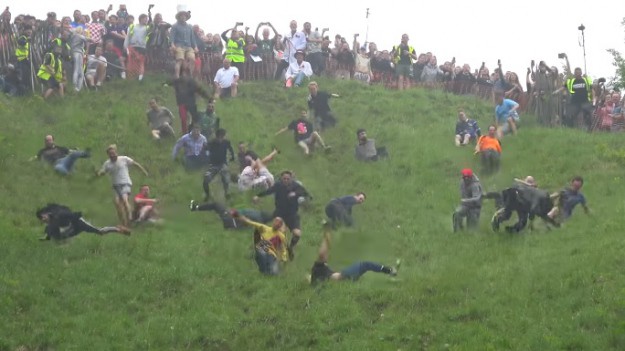 RMF Extra: Najgłupszy wyścig na świecie?! Zobacz tłum, który turla się ze zbocza, by dogonić kawałek sera [WIDEO]