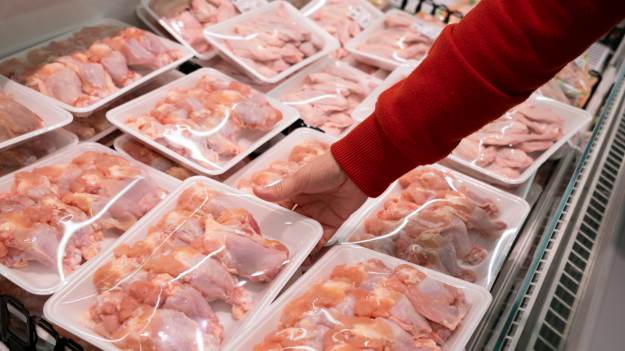 RMF Extra: Ponad połowa filetów z kurczaka skażona groźnymi bakteriami. Szokujące wyniki badań! 