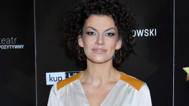 RMF Extra: Alżbeta Lenska na fotografii prosto z basenu. Mokra sukienka opina ciało aktorki! "Crazy mama"