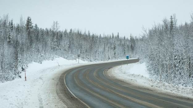 RMF Extra: Kosili śnieg przy drodze wojewódzkiej. "Zima znowu zaskoczyła" drogowców [ZDJĘCIA]