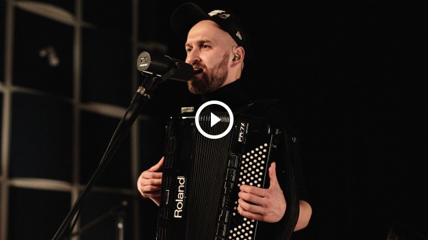 RMF Extra: Baranovski śpiewa Billie Eilish! Zobacz teledysk artysty do singla "Bellyache"