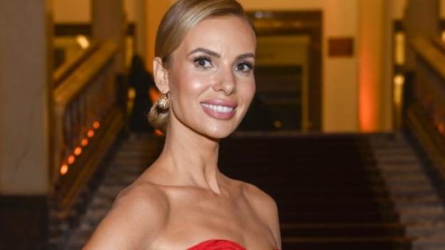 RMF Extra: Izabela Janachowska w stroju z dekoltem do pępka pozuje z synem na wakacjach