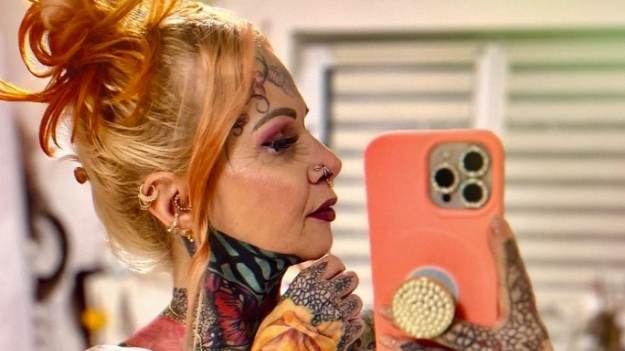 RMF Extra: W 2014 roku zaczęła się tatuować. Dziś ma prawie 60 lat i trudno ją rozpoznać 