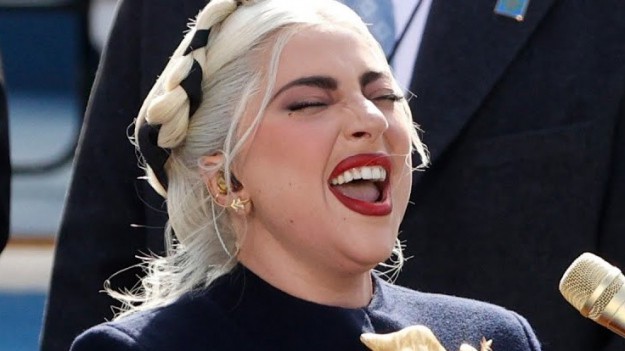 RMF Extra: Lady Gaga zaśpiewała hymn USA. Uwagę zwrócił jej strój i imponujący dodatek! [WIDEO]