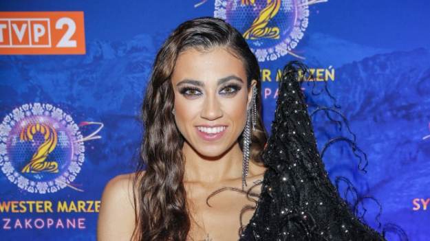 RMF Extra: Uśmiechnięta Maja Hyży w kolejnej sesji ciążowej! Pozuje w przepięknej granatowej sukni, trzymając się za zaokrąglony brzuch [FOTO]