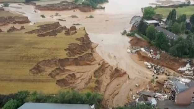 RMF Extra: Dramatyczne obrazy z Niemiec. Powstałe osuwisko pochłania domy [ZDJĘCIA]