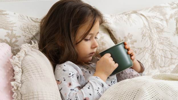 RMF Extra: Jak nauczyć dziecko pić z kubka? Wykorzystaj te sposoby!